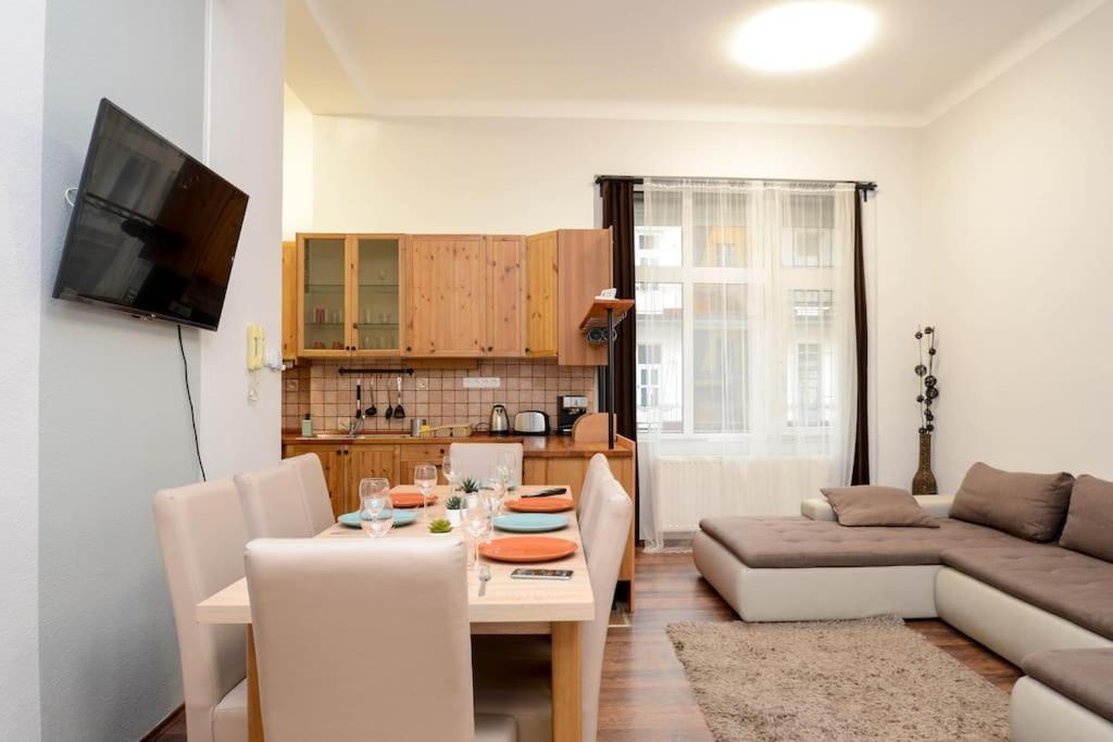 Famous Kiraly Street At Large 3Br 10Ppl @ Central بودابست المظهر الخارجي الصورة
