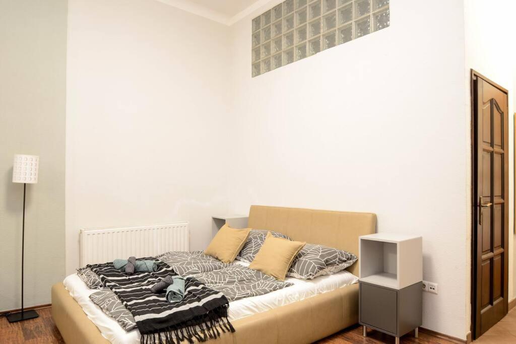 Famous Kiraly Street At Large 3Br 10Ppl @ Central بودابست المظهر الخارجي الصورة