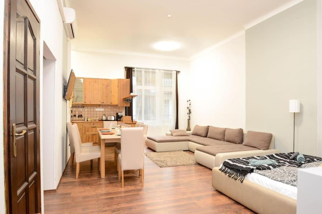 Famous Kiraly Street At Large 3Br 10Ppl @ Central بودابست المظهر الخارجي الصورة