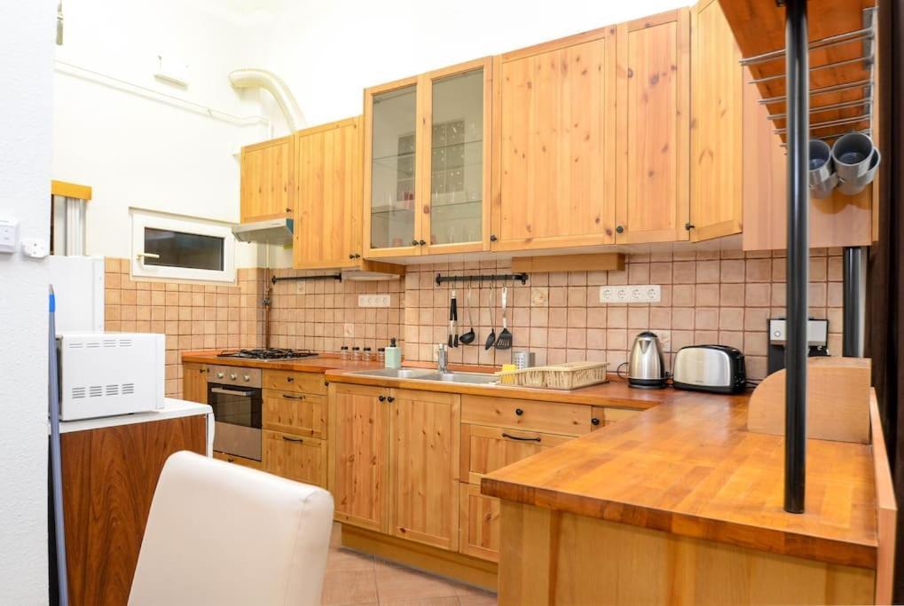 Famous Kiraly Street At Large 3Br 10Ppl @ Central بودابست المظهر الخارجي الصورة